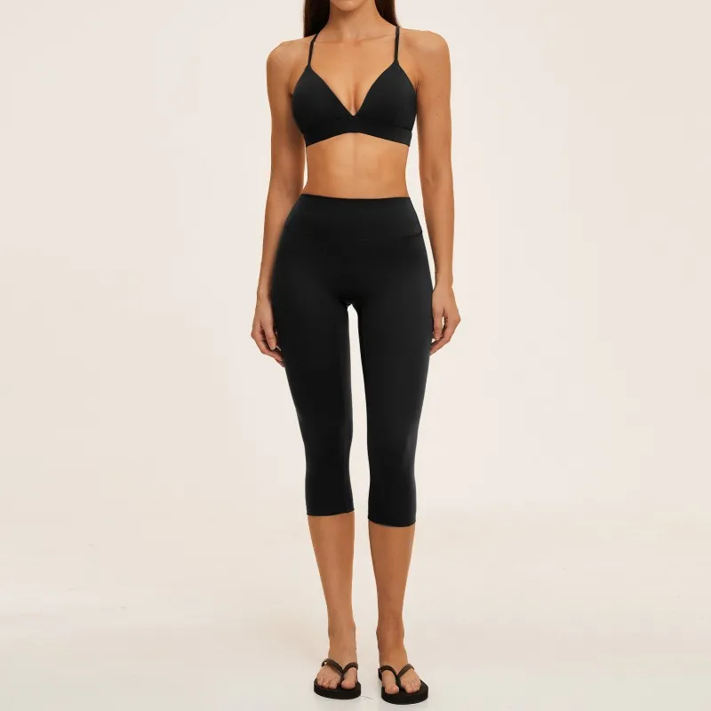 Black bra+3/4 length leggings